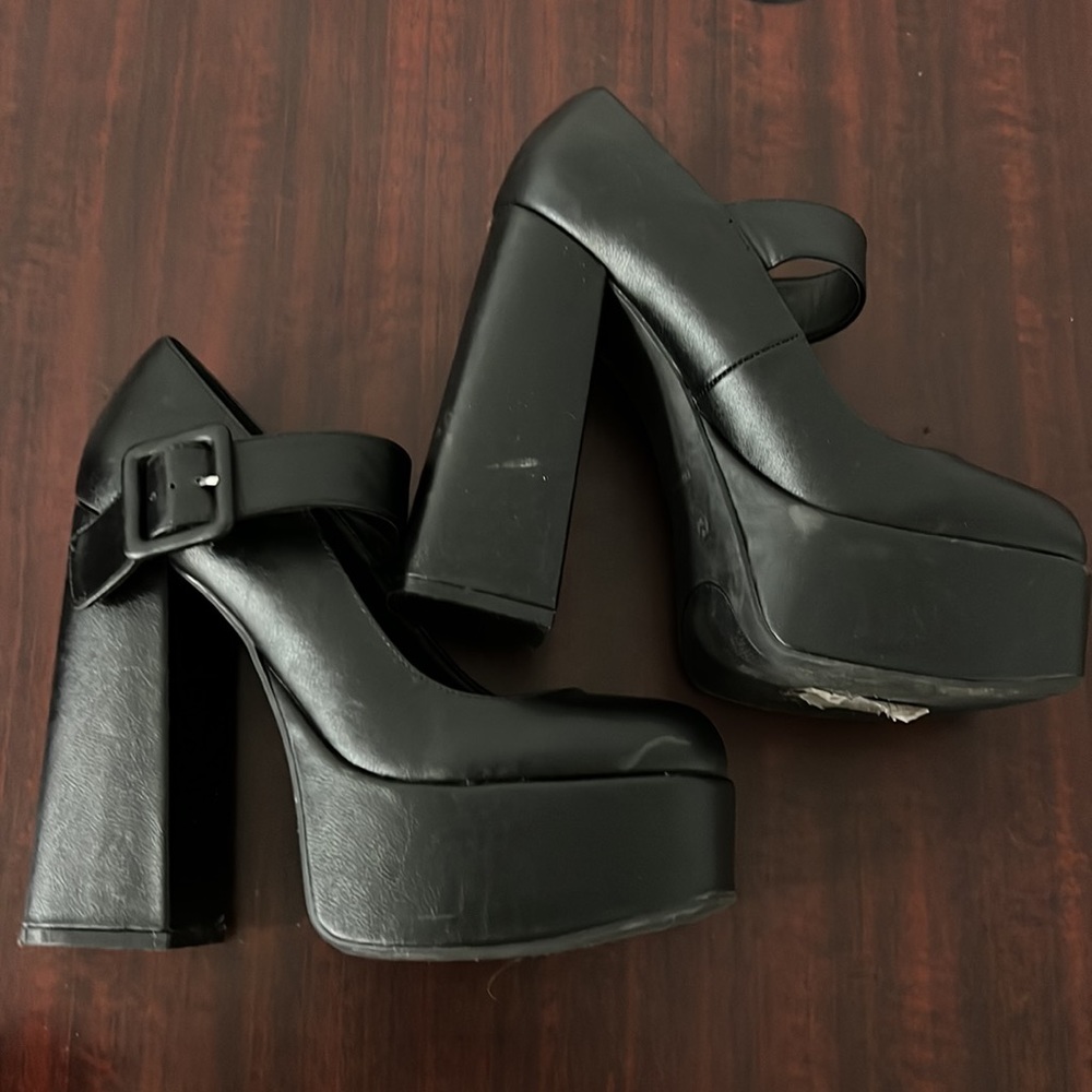 Shoes - Picture 2 of 4